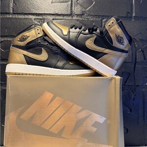Nike Men's Black and Gold High-Top Sneakers